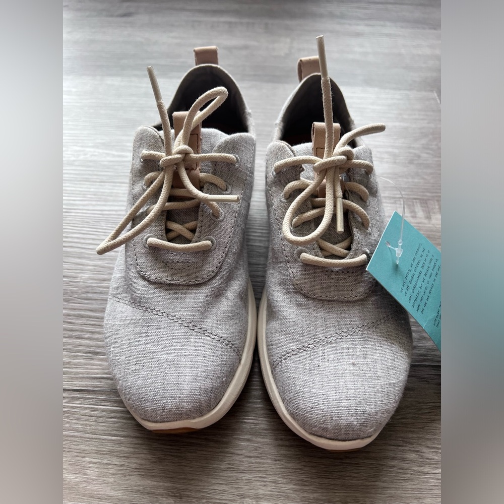 NWT. Size 6. Women’s Cabrillo lace up sneakers